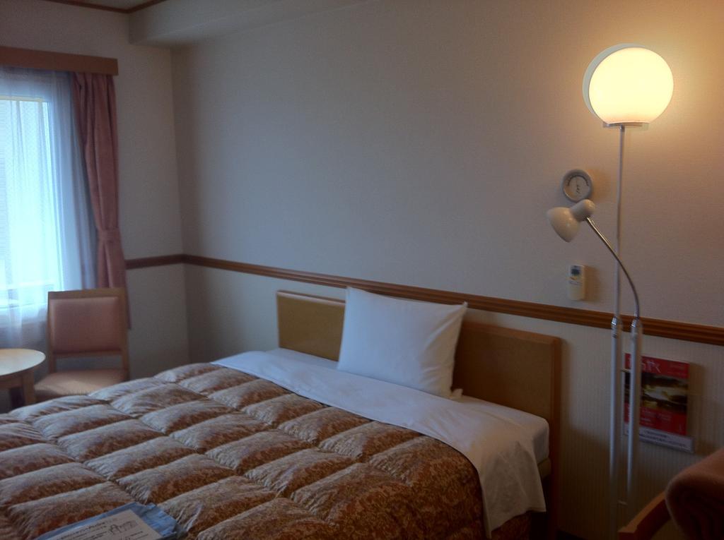 Toyoko Inn Higashi-Hiroshima Saijo Ekimae Szoba fotó