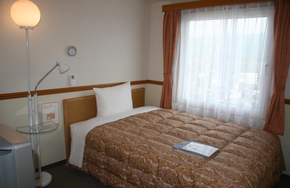 Toyoko Inn Higashi-Hiroshima Saijo Ekimae Szoba fotó